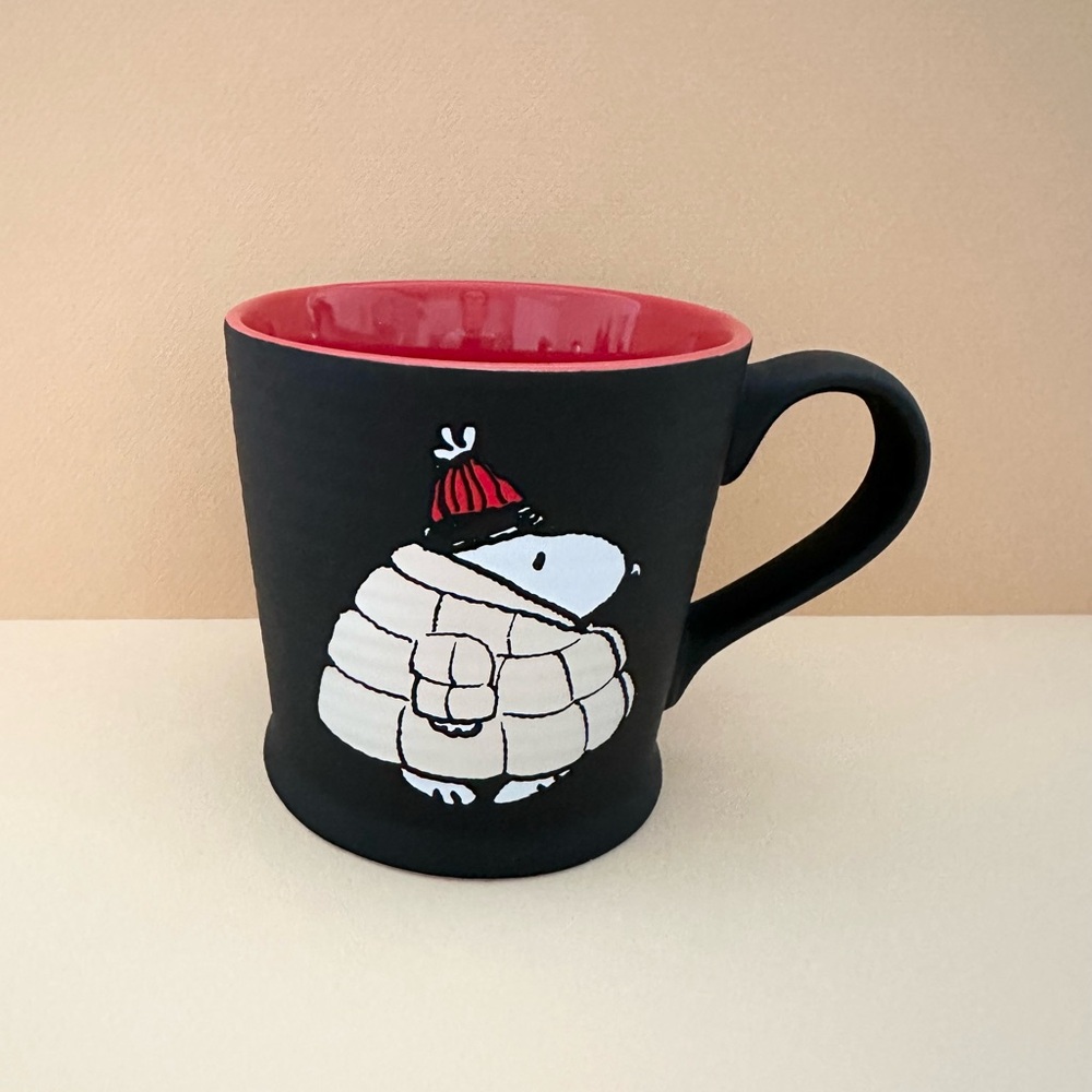 Peanuts Snoopy Winter Silver Puffy Coat Jacket with Red Beanie Black / Red Mug